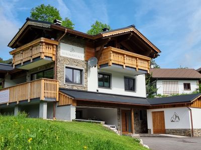 Haus in der Außenansicht im Sommer