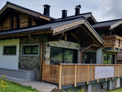 Haus in der Außenansicht im Sommer