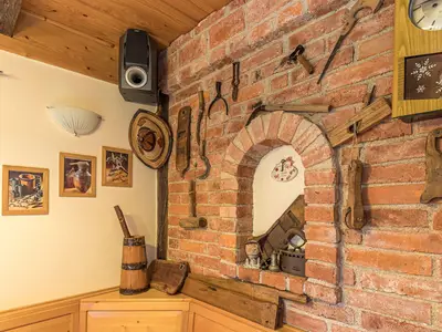 Lokale antike Werkzeuge als Dekoration im Essbereich