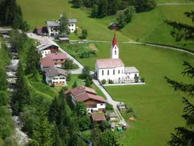 links von der Kirche Rolis Berghütte