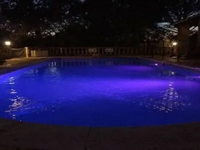 Pool. Beleuchtung bei Nacht