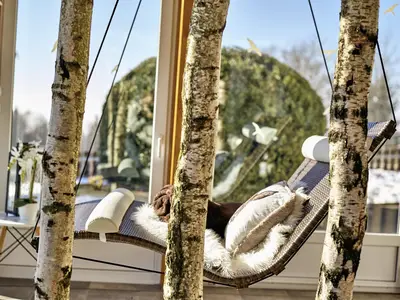 Relaxen auf der Schwebeliege im Wintergarten