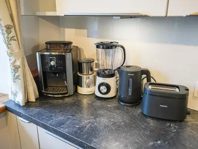 Ausstattung Küche: Kaffeemaschine, Milchschäumer, Mixer, Wasserkocher und Toaster