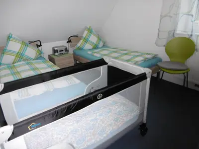 Jugendzimmer mit Kinderbettchen