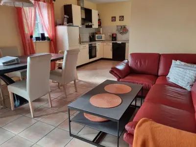 Geräumiger Wohnraum mit angegliederter Küche