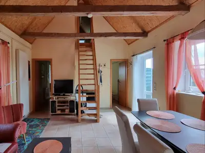 Wohnraum, die Treppe kann unten verriegelt werden