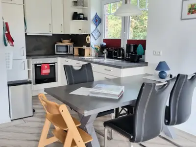 Küche mit Sitzgelegenheit