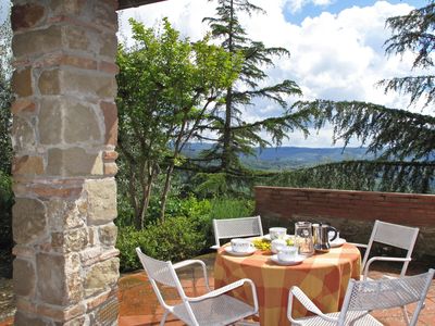 Die ausgestattete Terrasse an der Eingangsseite