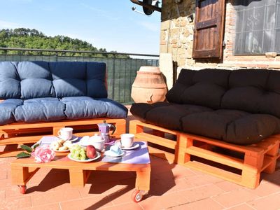 Terrasse mit Tisch und Stühlen