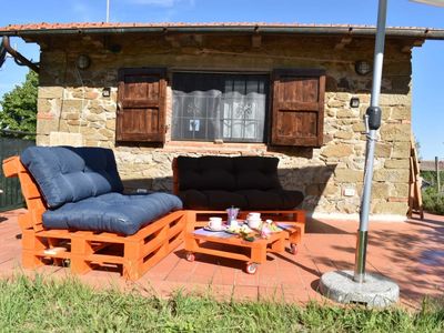 Terrasse mit Tisch und Stühlen