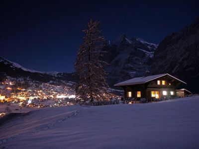 Ansicht des Chalet Alvorada von der Gartenseite mit Grindelwald und Wetterhorn