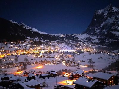 Aussicht auf Grindelwald Dorf von der Terrasse im Winter