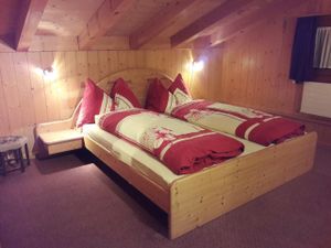 Schlafzimmer mit Doppelbett