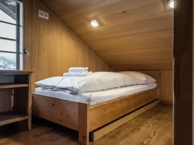 offenes Zimmer mit zwei Einzelbetten und ein weiteres offenes Zimmer mit einem Einzelbett. Zusätzlich gibt es bei beiden