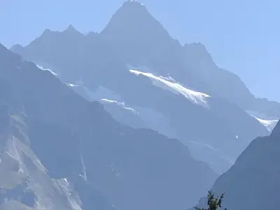 Berge ringsherum ums Haus