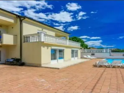 PoolOfHouse