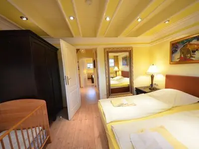 17d "Strandflieder" Schlafzimmer im OG mit Kinderbett