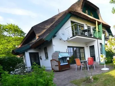 17b "Sturmhaube" Ansicht vom Eingang und Terrasse