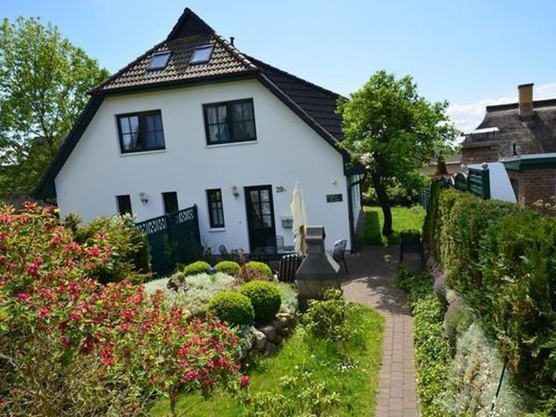 Ferienhaus Seeadler Nr. 29 D
Vorderansicht mit Garten