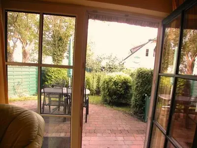 17 B Kirchhaus Wohnzimmer mit Ausgang zur Terrasse u. kleinem Gartenteil