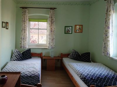 Schlafbereich. Das Schlafzimmer "Wiese" mit zwei Einzelbetten