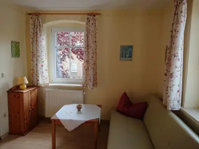 Wohnbereich. Das Vorzimmer "Sonne" mit Aufbettungsmöglichkeit