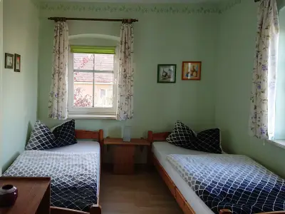 Schlafbereich. Das Schlafzimmer "Wiese" mit zwei Einzelbetten
