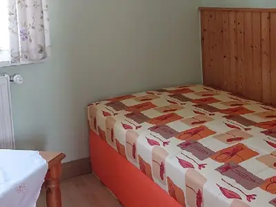 Wohnbereich. Das Vorzimmer "Wiese" mit Schlafcouch
