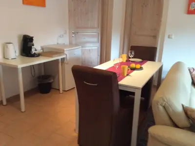 Essbereich. Kühlschrank und Geschirr und Besteck