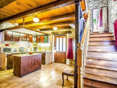 Die Küche und die Treppe gehen in den ersten Stock