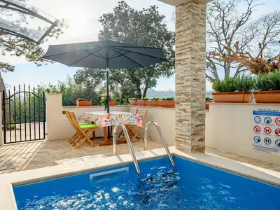 PoolOfHouse
