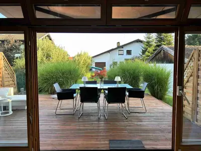 Blick auf Terrasse von Hauptraum