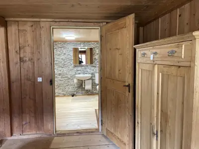 Toilette mit Lavabo im Obergeschoss 