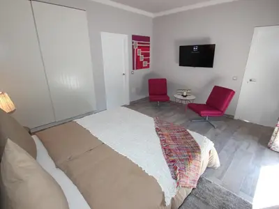 Schlafzimmer 1 von 2 mit TV