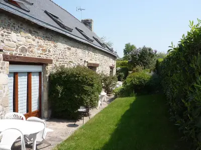 Rückseite und Terrassen der drei Ferienhäuser