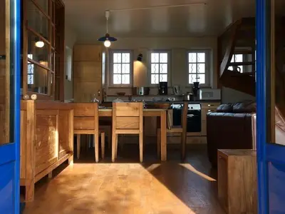 Wohnraum mit Essplatz und integrierter Küche