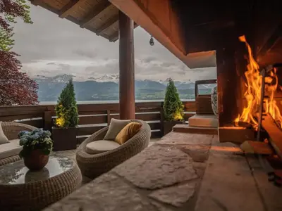 Chalet mit Blick auf die Berge und den See. Kamin draussen und innen