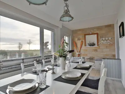 Nautic Lounge 45 – Helles Esszimmer im maritimen Stil mit Ostseeblick in Scharbeutz-Haffkrug.