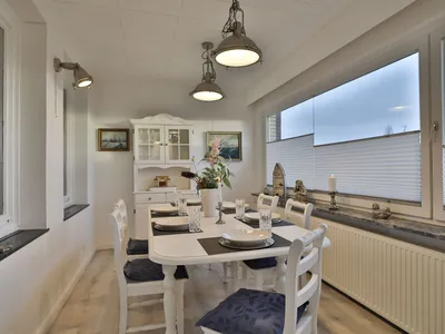 Nautic Lounge 45 – Stilvolles Esszimmer mit weißen Möbeln und großen Fenstern, maritimes Ambiente in Scharbeutz-Haffkrug