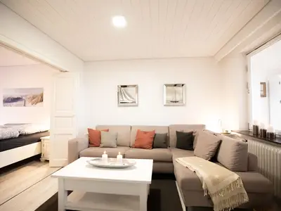 Nautic Lounge 45 – Helles Wohnzimmer mit gemütlichem, Blick ins Schlafzimmer, modern-maritim in Scharbeutz-Haffkrug