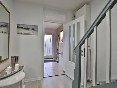 Nautic Lounge 45 – Heller Flur mit maritimen Details und Blick zur Garderobe, stilvoll in Scharbeutz-Haffkrug.