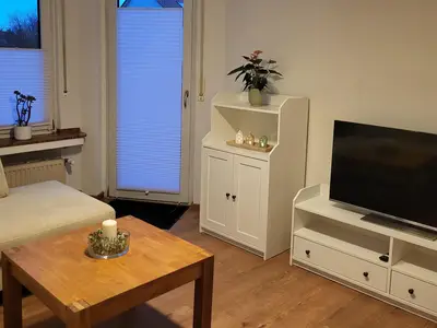 Wohnzimmer: Fernseher, Ausgang auf Terrasse