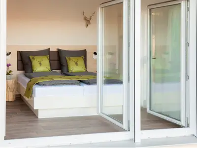 tischneck-chalets-hardt-blick-von-der-terrasse-ins-schlafzimmer_5109