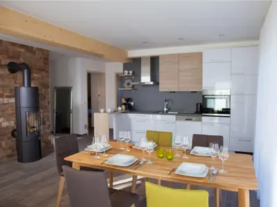 tischneck-chalets-hardt-kueche-und-essbereich-holzofen_4961