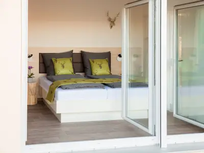 tischneck-chalets-hardt-blick-von-der-terrasse-ins-schlafzimmer