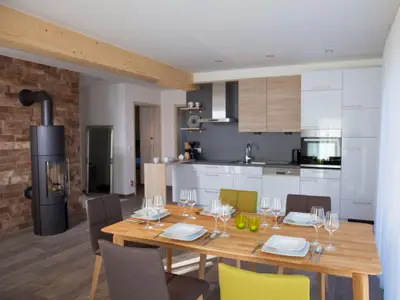 tischneck-chalets-essbereich-küche-kaminofen