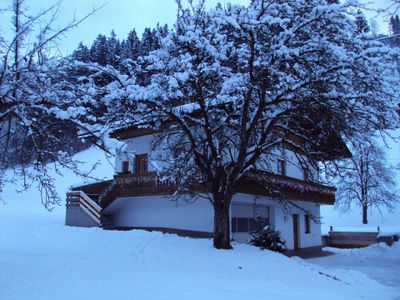 Außenansicht des Gebäudes. Weihnachstbeleuchtung am Haus