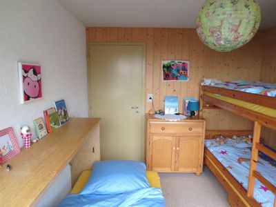 Kinderzimmer mit ausgeklapptem Schrankbett