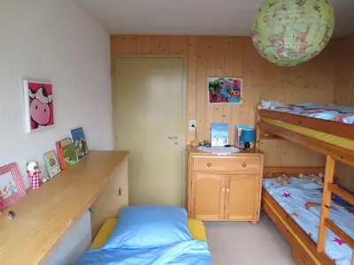 Kinderzimmer mit ausgeklapptem Schrankbett