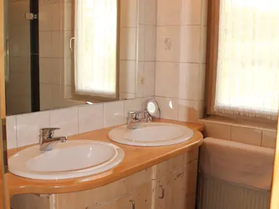 Bad mit Doppelwaschbecken und Dusche